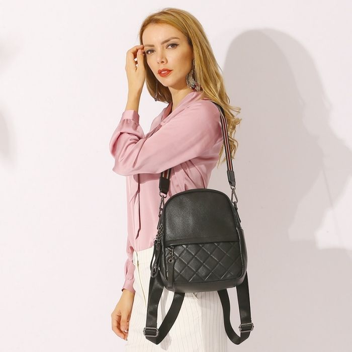     mini-rucksack-damen-moto-100_-echtes-leder-mode-rein-schwarz-lassig-reisetaschen-schoolbag-breiten-riemen-umhangetasche-mit-gurt-trend-alltag-modern-elegant